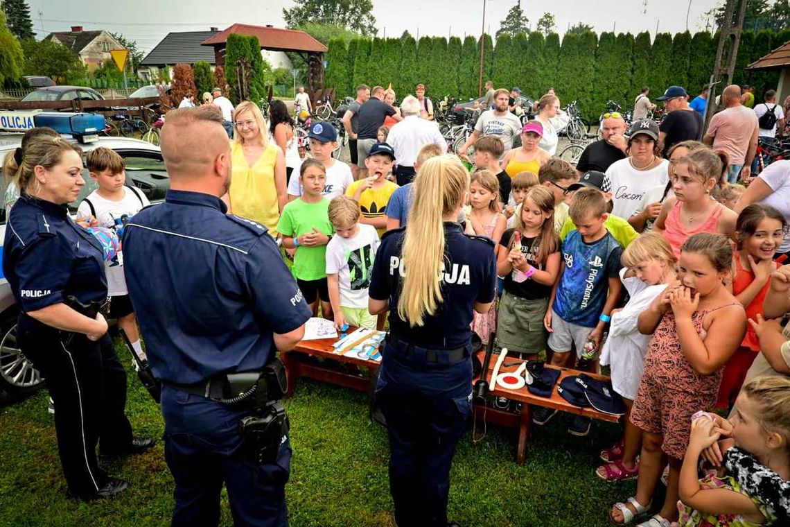 Bezpieczeństwo rowerzystów podczas rodzinnego rajdu rowerowego w Radomyślu Wielkim