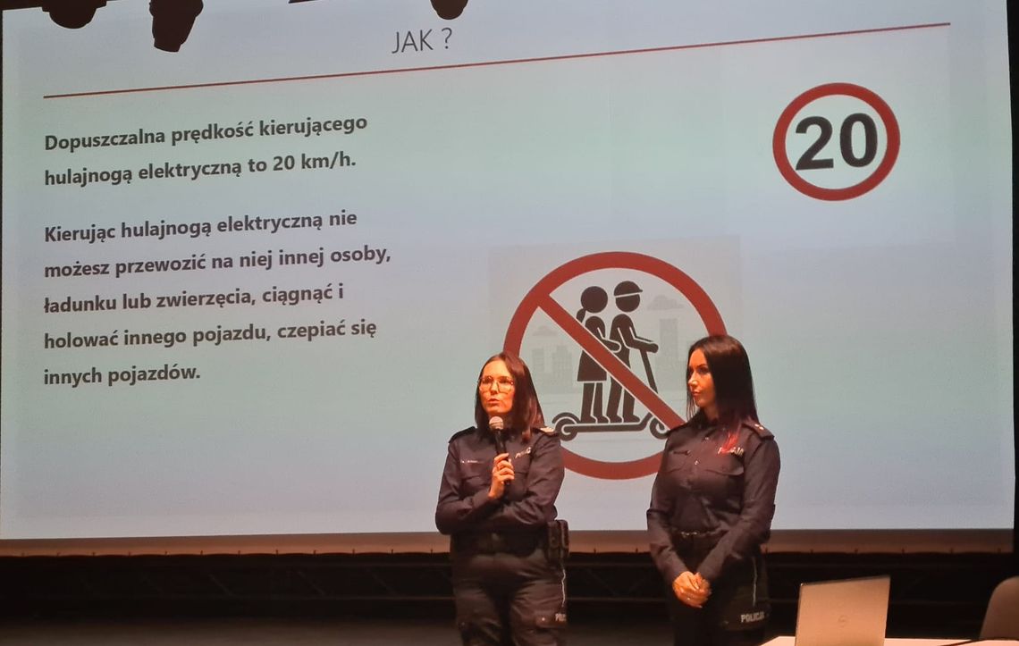 Bezpiecznie hulajnogą. Policjanci edukowali uczniów z Gminy Przecław. Bezpiecznie hulajnogą. Policjanci edukowali uczniów z Gminy Przecław.