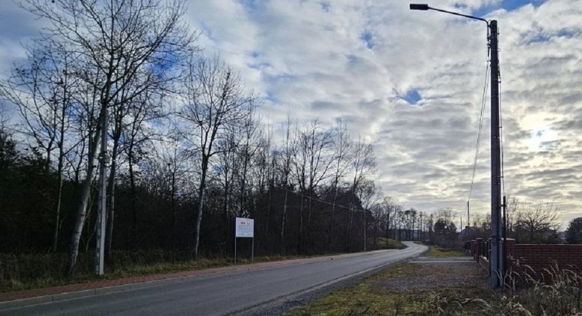 Bezpieczniej na drogach gminy Radomyśl Wielki. Zamontowano dodatkowe oświetlenie