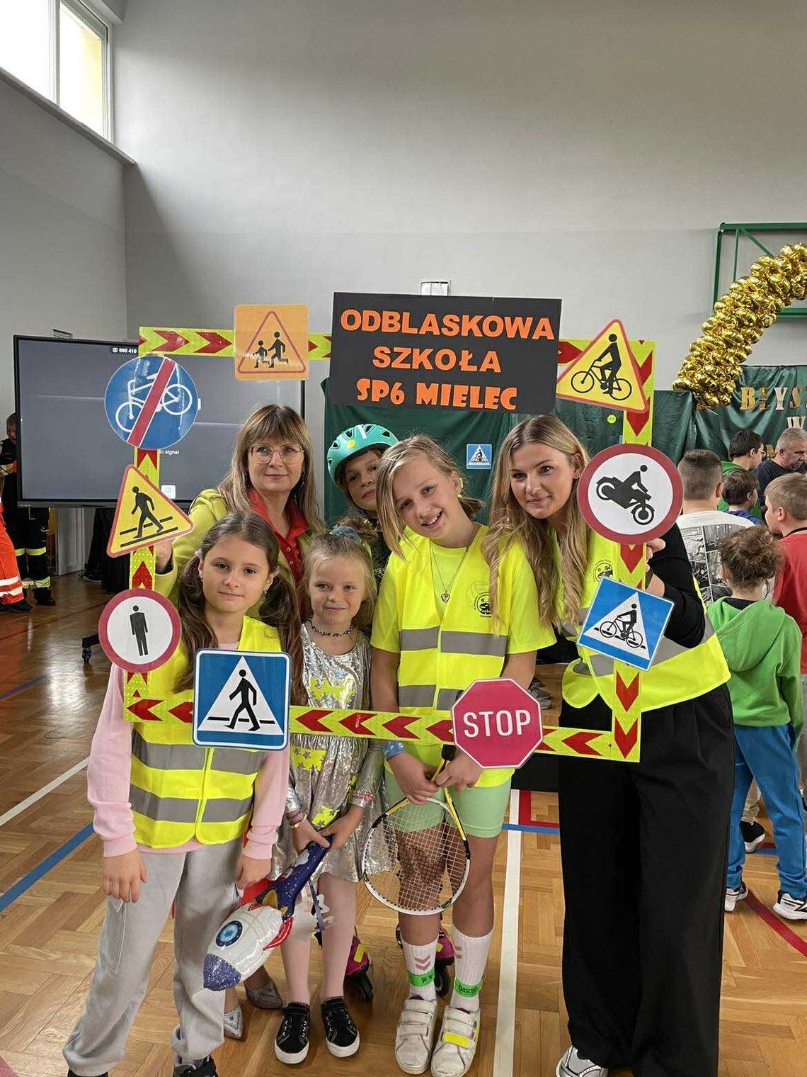 „Błyszcz w ciemności” – odblaskowy pokaz mody w SP 6 w Mielcu