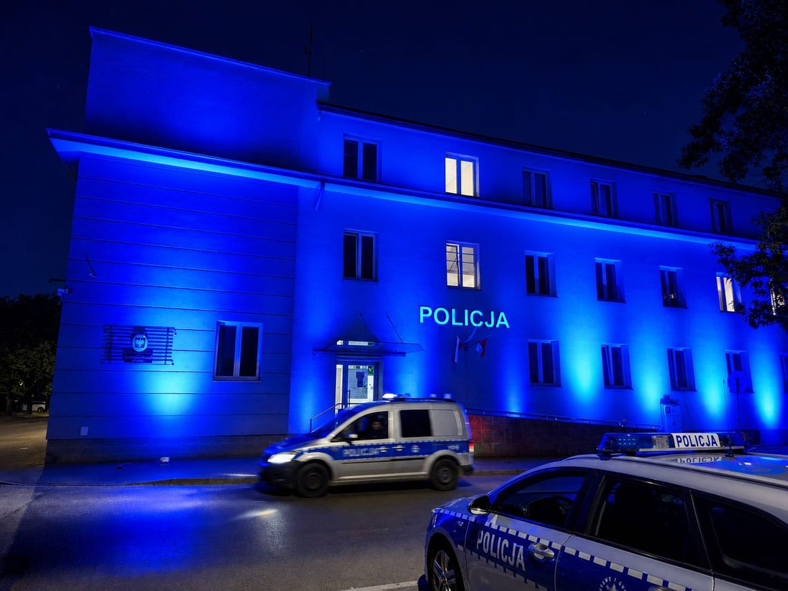 Budynek mieleckiej Komendy został podświetlony na kolor niebieski Budynek mieleckiej Komendy został podświetlony na kolor niebieski