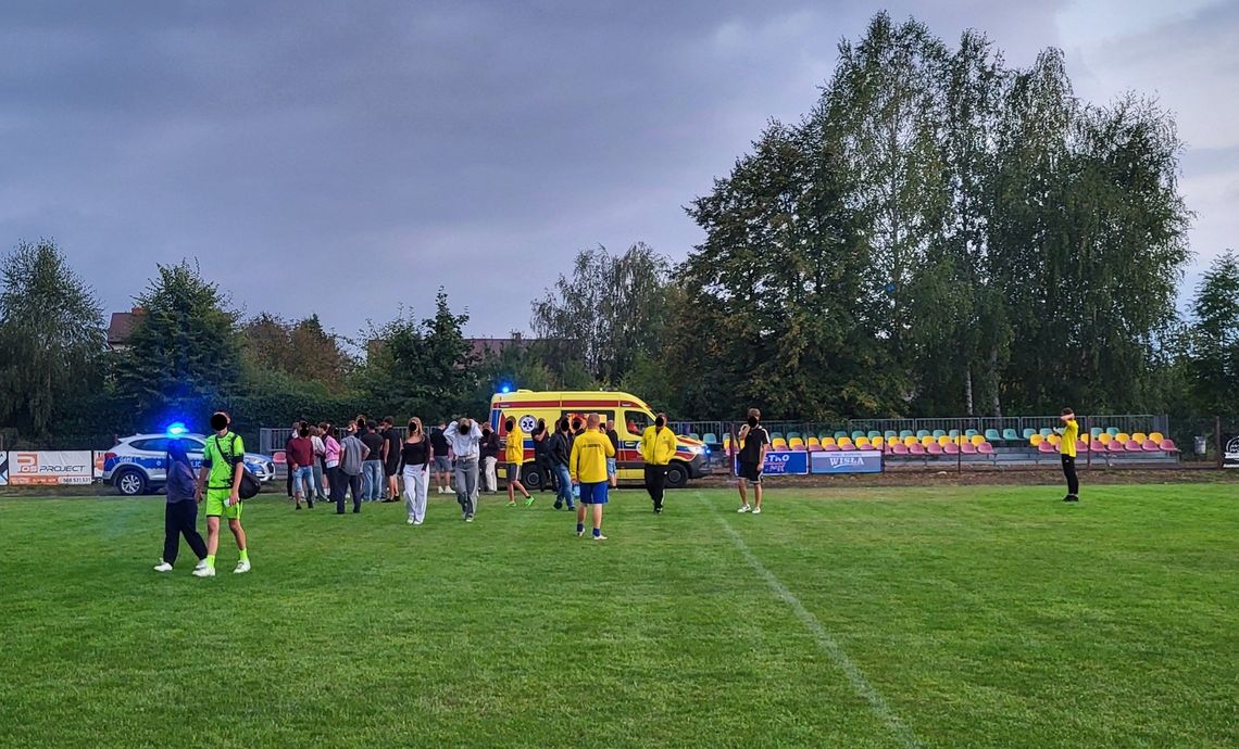 Burda na stadionie Wisły Szczucin, mecz z LKS Luszowice został przerwany. Interweniowała policja i pogotowie ratunkowe