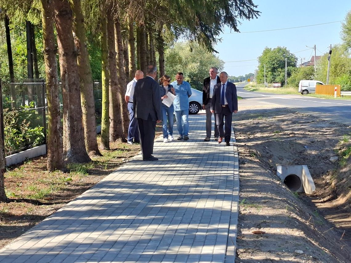 Chodnik w Glinach Wielkich, przy drodze Szczucin-Jaślany już jest Chodnik w Glinach Wielkich, przy drodze Szczucin-Jaślany już jest