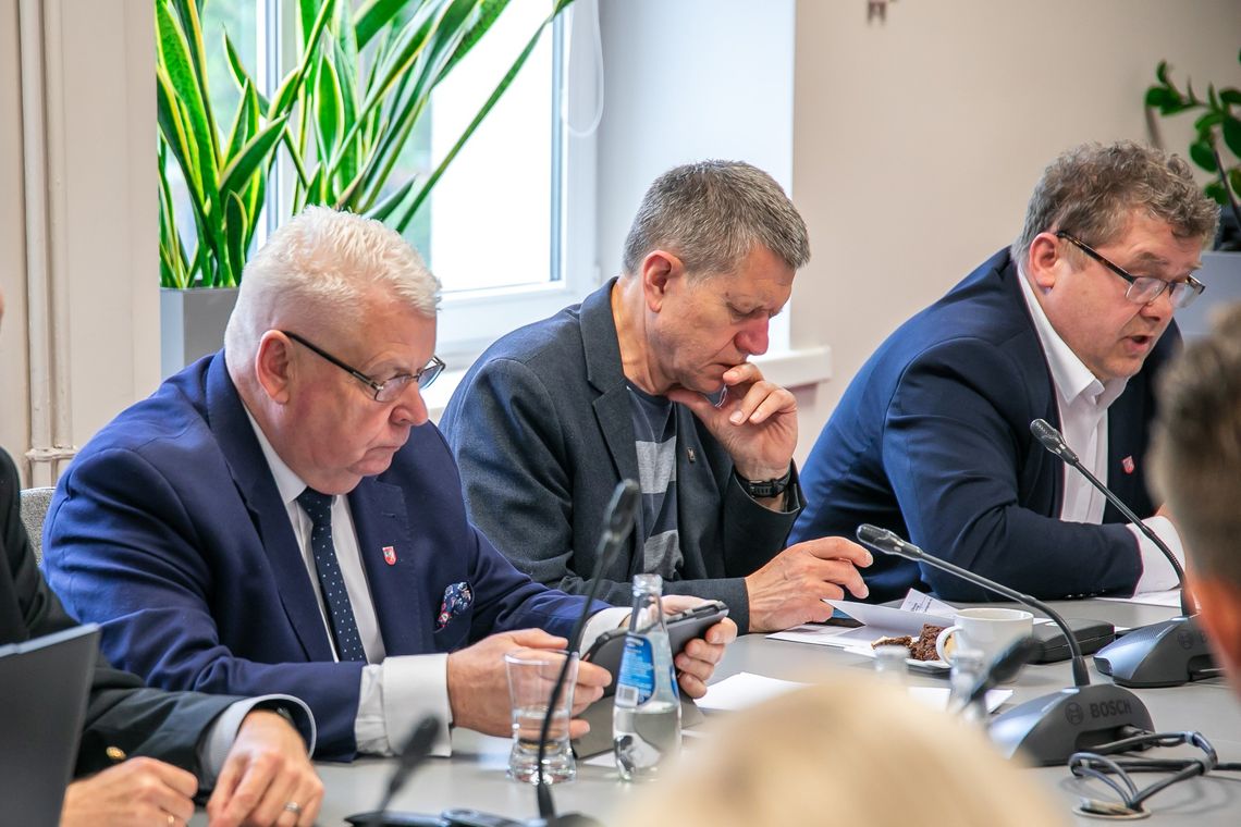 Sesja Rady Powiatu. O czym rozmawiano przed sesją? Sesja Rady Powiatu. O czym rozmawiano przed sesją?