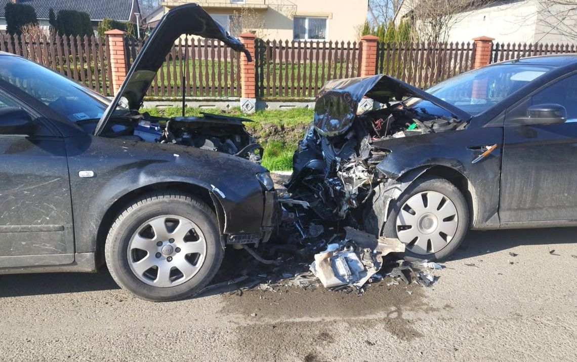Czołowe zderzenie dwóch pojazdów w Łączkach Brzeskich