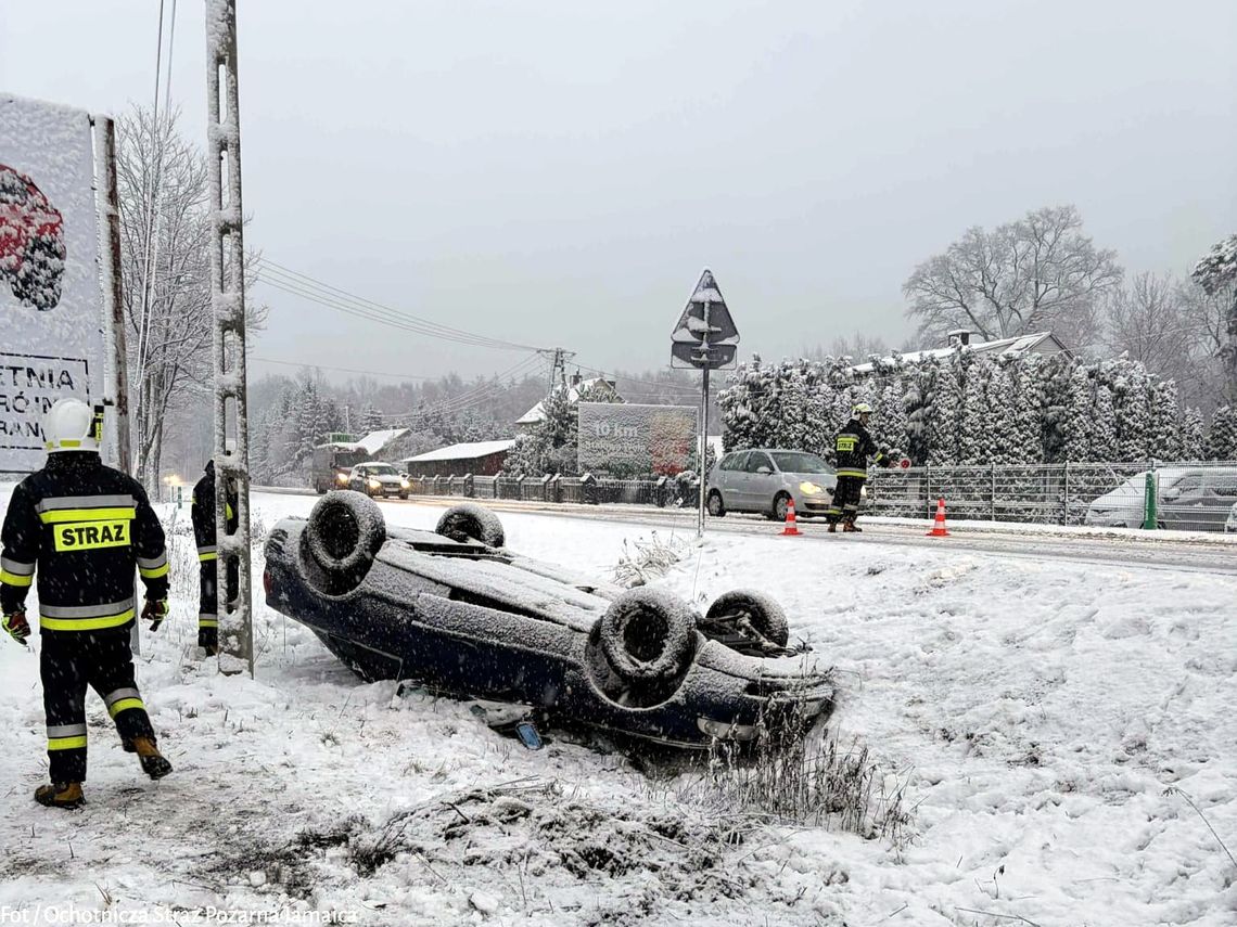 Dachowanie samochodu osobowego w Jamnicy na Podkarpaciu. Jedna osoba trafiła do szpitala