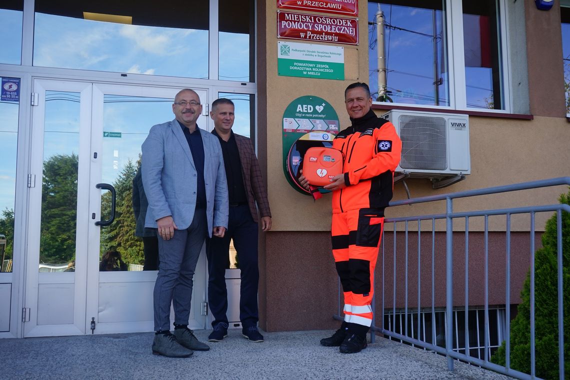 Defibrylator  wraz z kapsułką zamontowano w Przecławiu