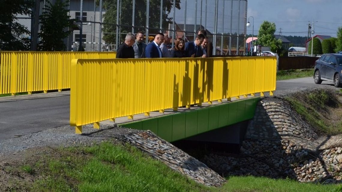 Dobiegł końca remont mostu w Dulczy Wielkiej w pobliżu kółka rolniczego i szkoły.