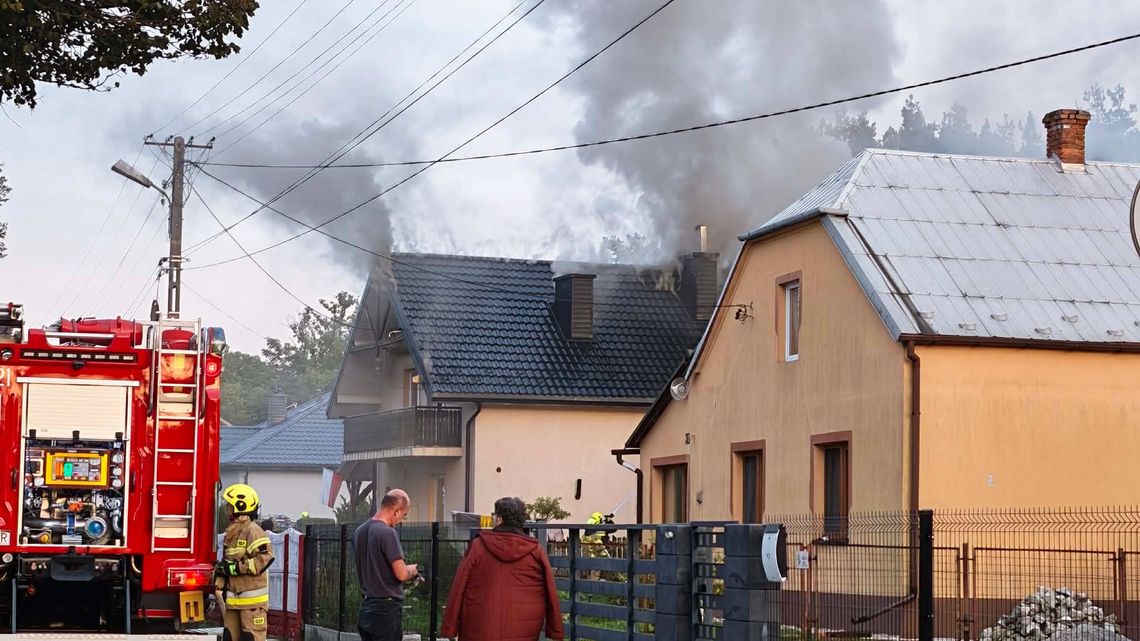 Duży pożar garażu pod Mielcem. Kilka zastępów straży w akcji, droga zablokowana Duży pożar garażu pod Mielcem. Kilka zastępów straży w akcji, droga zablokowana
