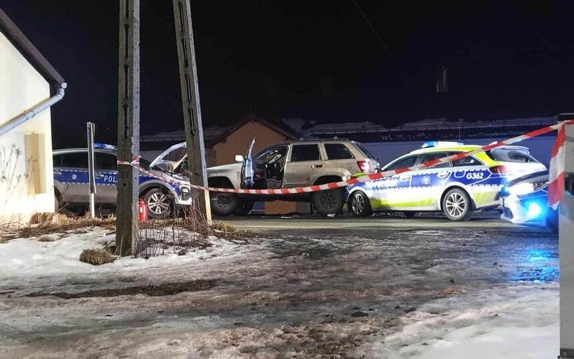 Dwa radiowozy rozbite w Małopolsce. Policyjny pościg za uciekającym samochodem