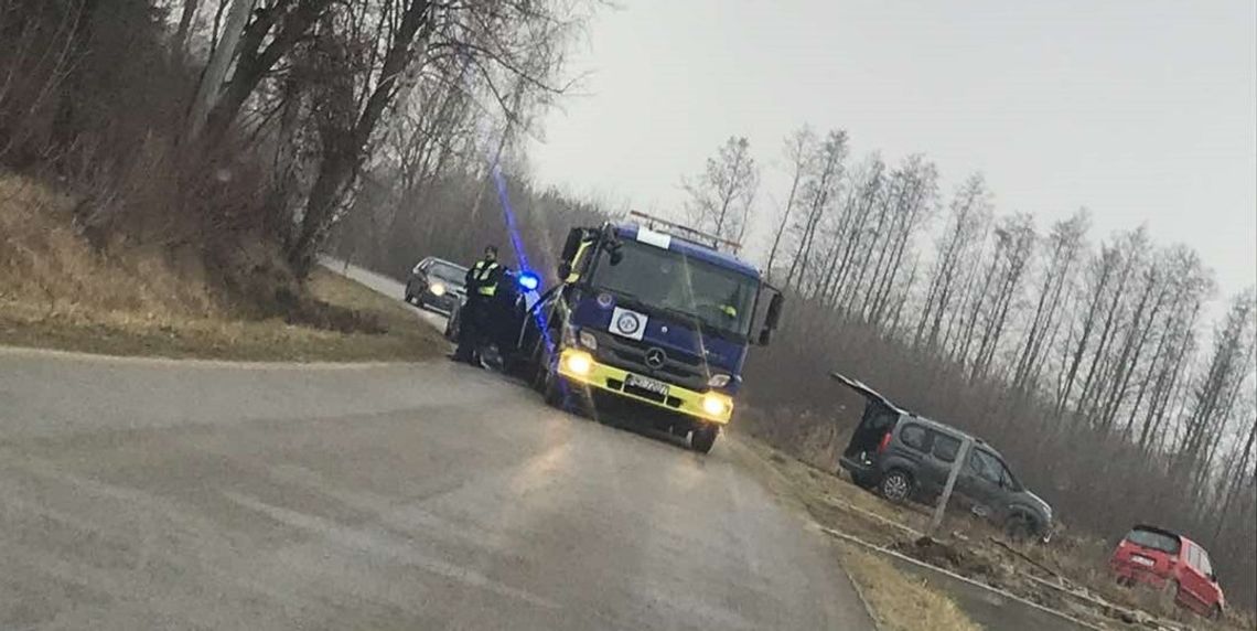 Dwie pijane osoby zatrzymane w Książnicach. Samochód wpadł do rowu