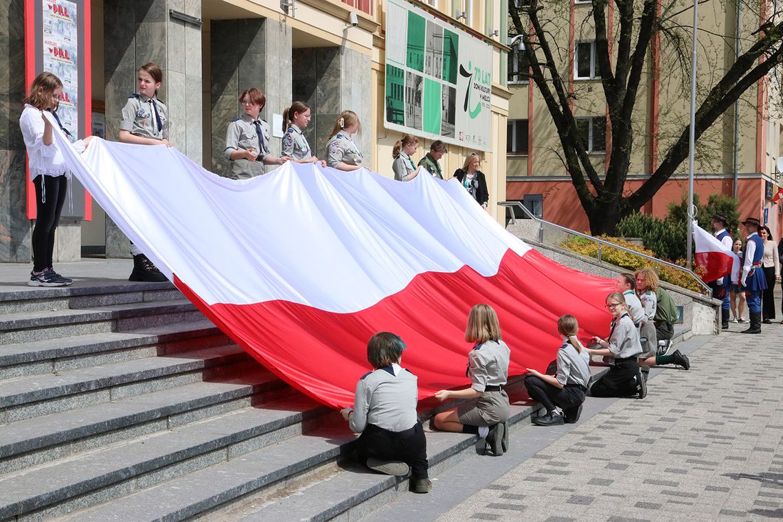 Dzień Flagi pod mieleckim Domem Kultury [ZDJĘCIA]