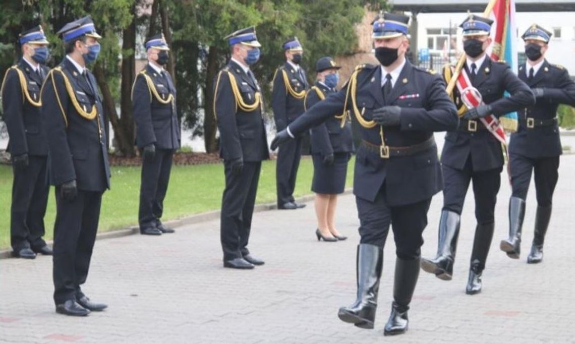 Dzień Strażaka - funkcjonariusze Państwowej Straży Pożarnej otrzymali awanse służbowe