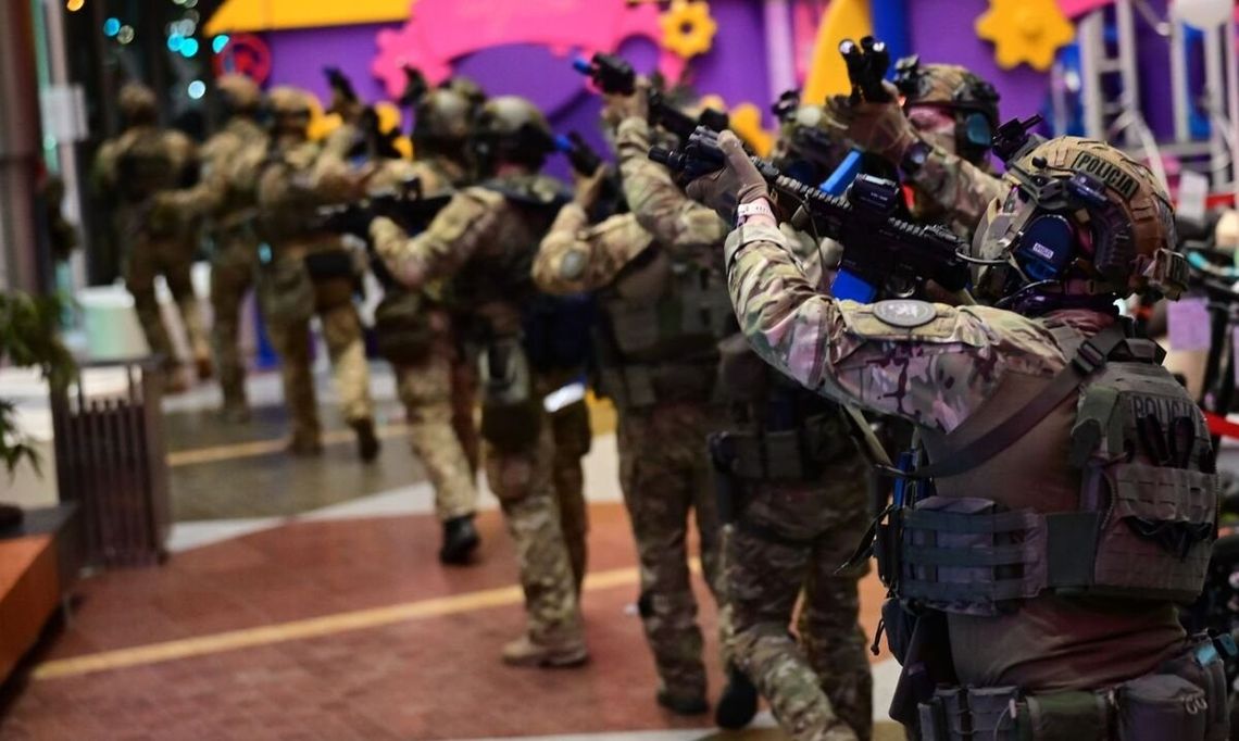 Efektowne działania kontrterrorystów w galerii handlowej Efektowne działania kontrterrorystów w galerii handlowej