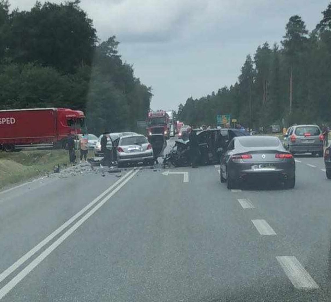 Groźne zdarzenie trzech samochodów osobowych w Mielcu. Są ranni!