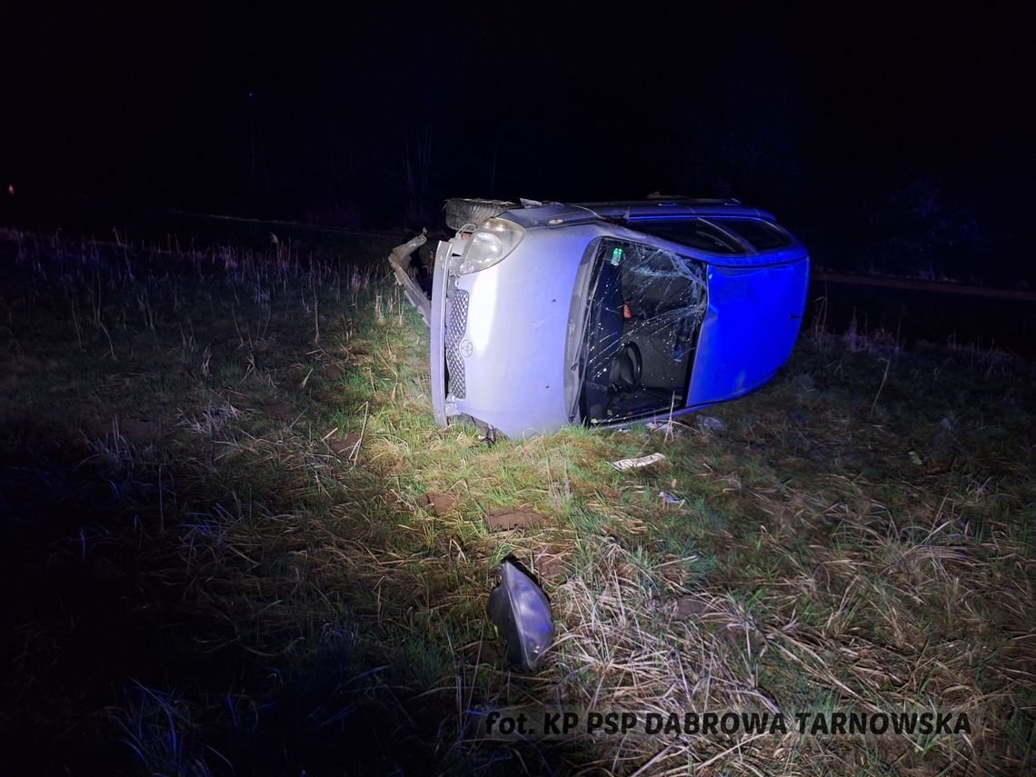 Groźne zdarzenie w Radgoszczy. Samochód wypadł z drogi i dachował