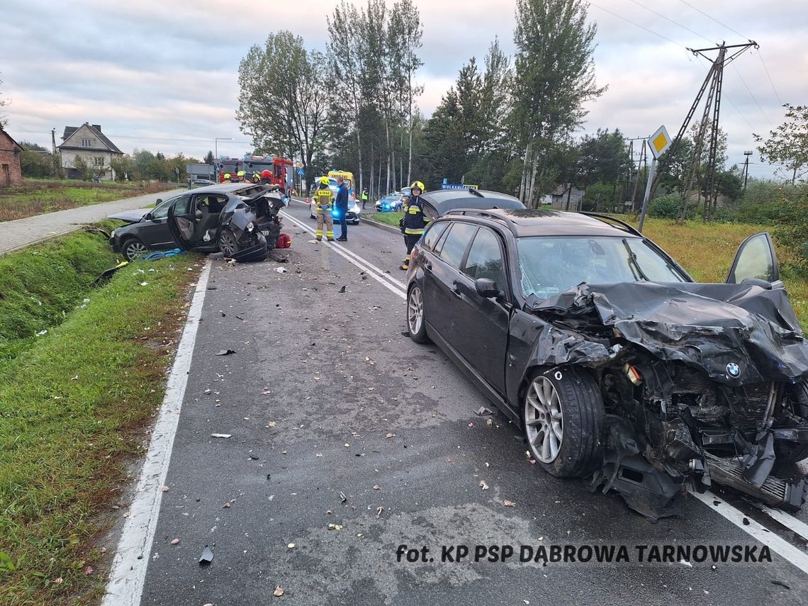 Groźny wypadek na DW982 w Borkach. Dwie osoby trafiły do szpitala Groźny wypadek na DW982 w Borkach. Dwie osoby trafiły do szpitala