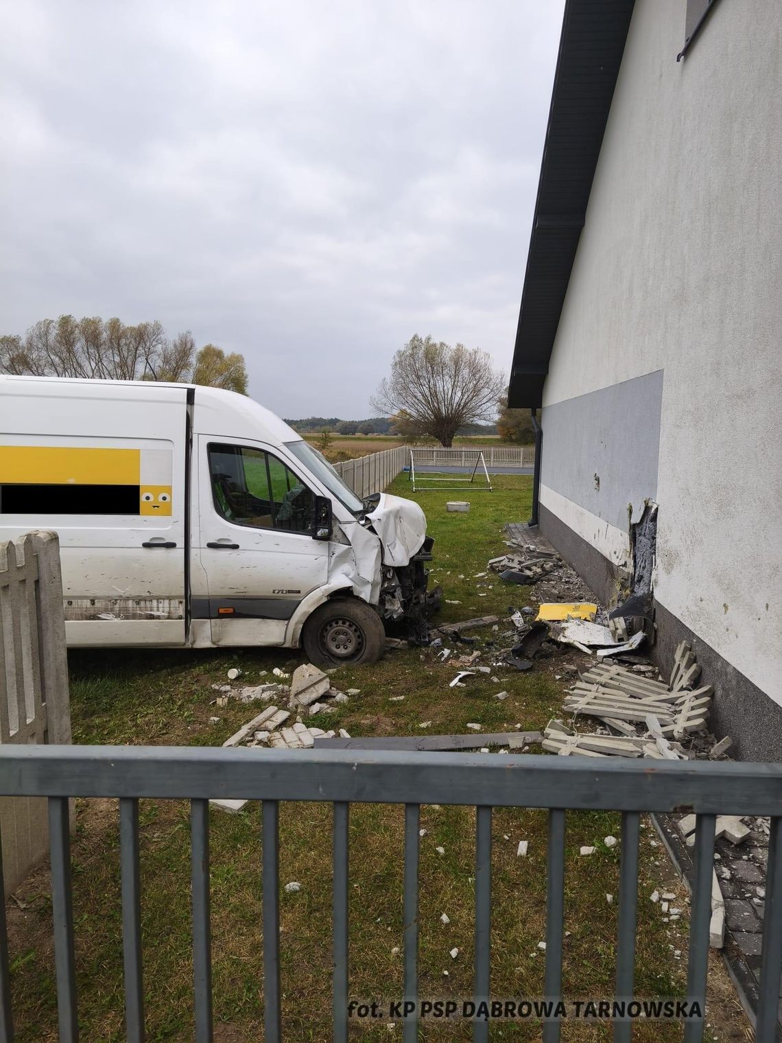 Groźny wypadek w Zabrniu! Bus wjechał w remizę strażacką. Kierowca trafił do szpitala