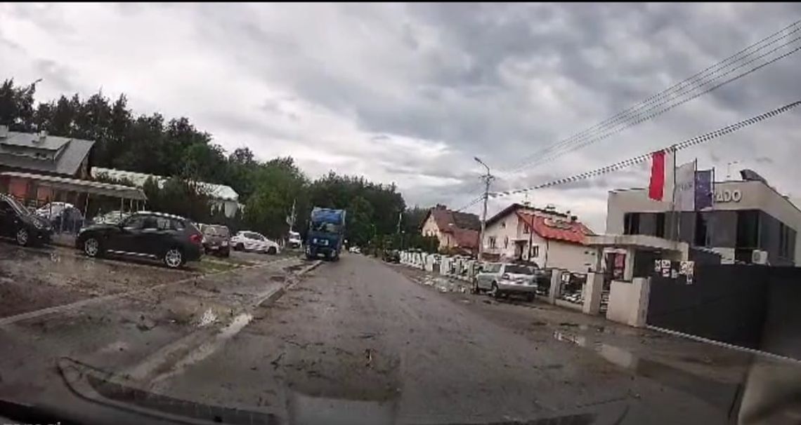 Intensywne opady, spadające gałęzie spowodowały blokady na drodze w obszarze Ławnica- VIDEO