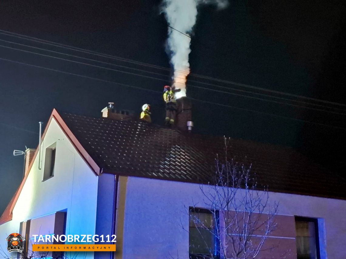 Interwencja straży pożarnej przy ul. Wschodniej w Woli Baranowskiej. Zapaliła się sadza w kominie Interwencja straży pożarnej przy ul. Wschodniej w Woli Baranowskiej. Zapaliła się sadza w kominie