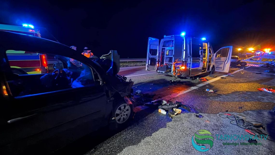 Karambol na A4 pod Tarnowem. Ciężko ranny pracownik autostrady, uszkodzony radiowóz
