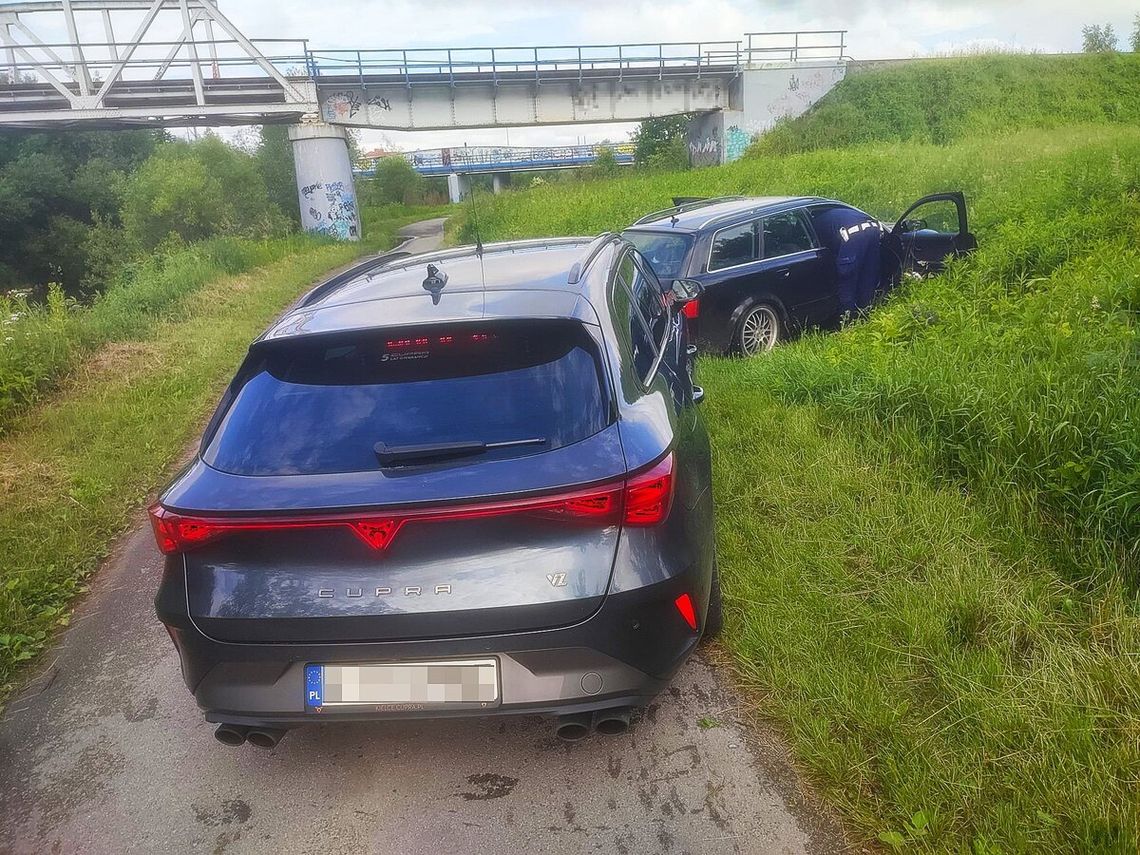 Kierowca Audi uciekał, a pasażer wyrzucał przez szybę narkotyki Kierowca Audi uciekał, a pasażer wyrzucał przez szybę narkotyki