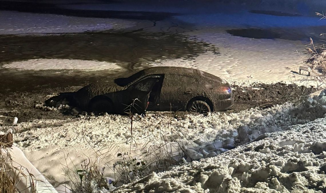 Kierowca porzucił porsche w stawie z błotem