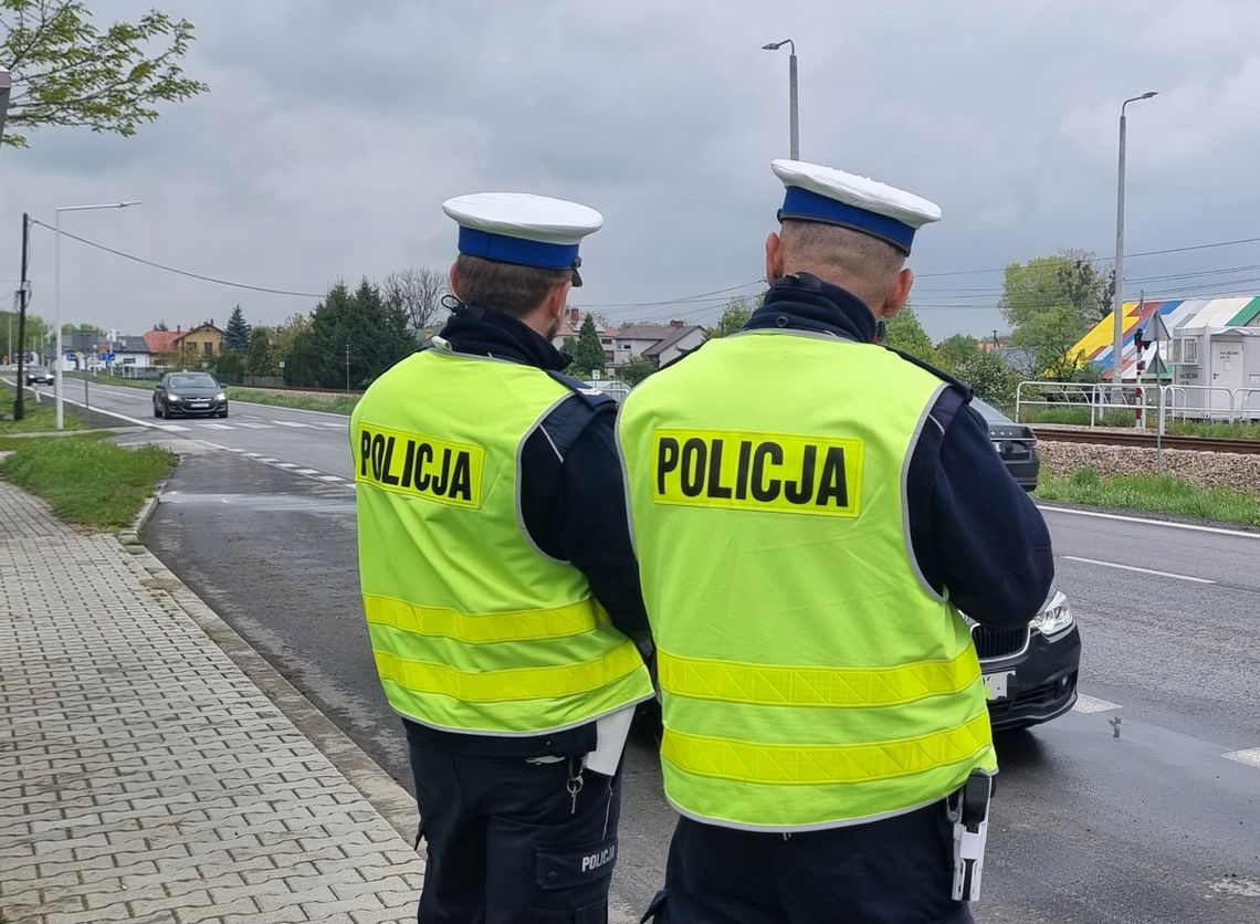 Kierujący bmw przekroczył dopuszczalną prędkość i miał cofnięte uprawnienia do prowadzenia pojazdów