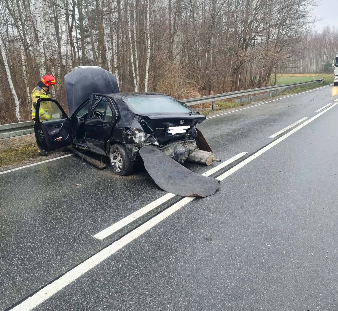 Kierujący hondą uderzył w bariery energochłonne na drodze wojewódzkiej 984 pomiędzy Mielcem a Lisią Górą