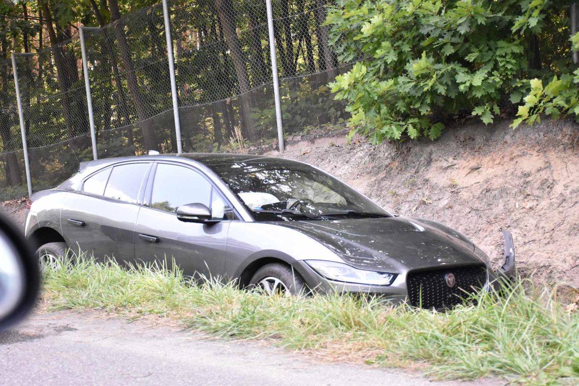 Kierujący jaguarem zasłabł i wpadł do rowu