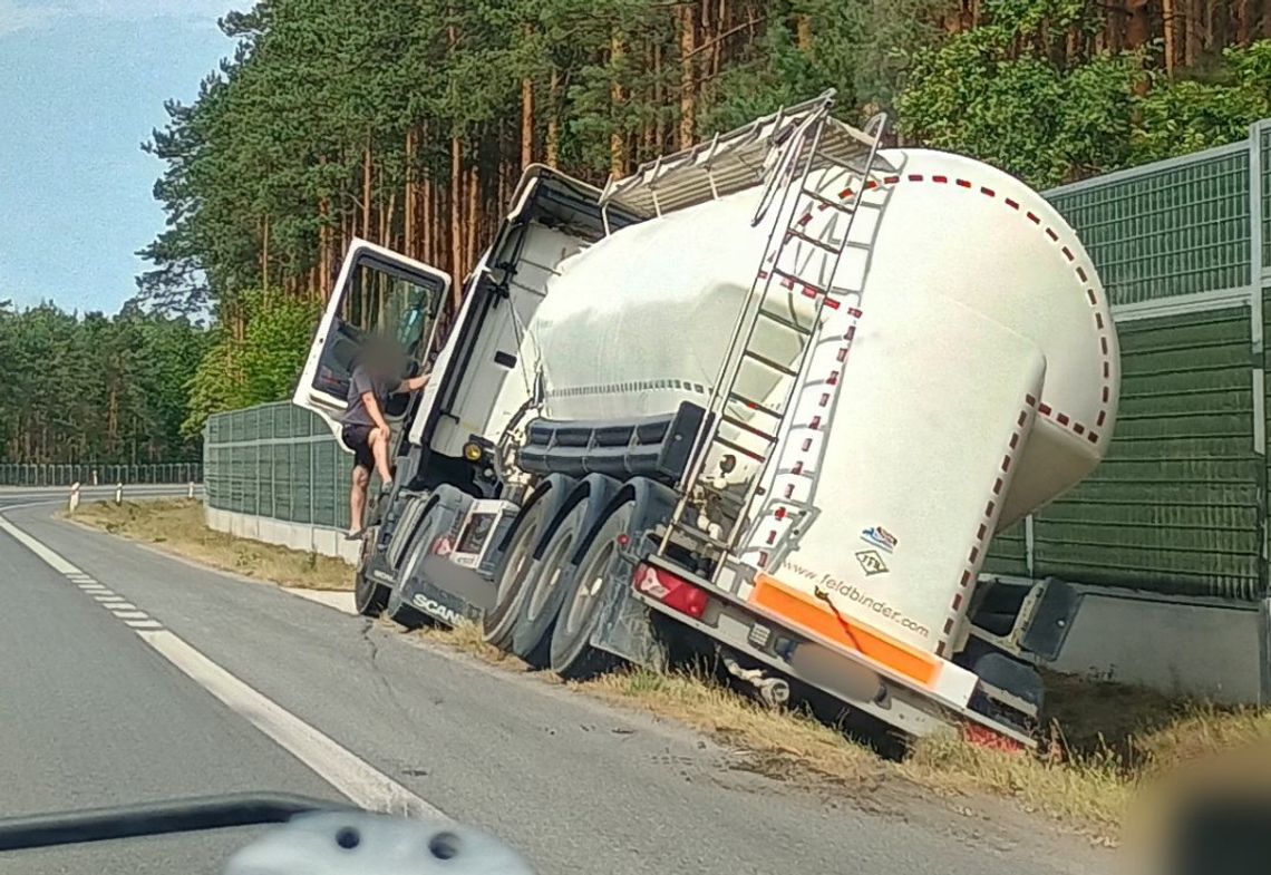 Kierujący samochodem ciężarowym zjechał do rowu. Utrudniania na obwodnicy Mielca