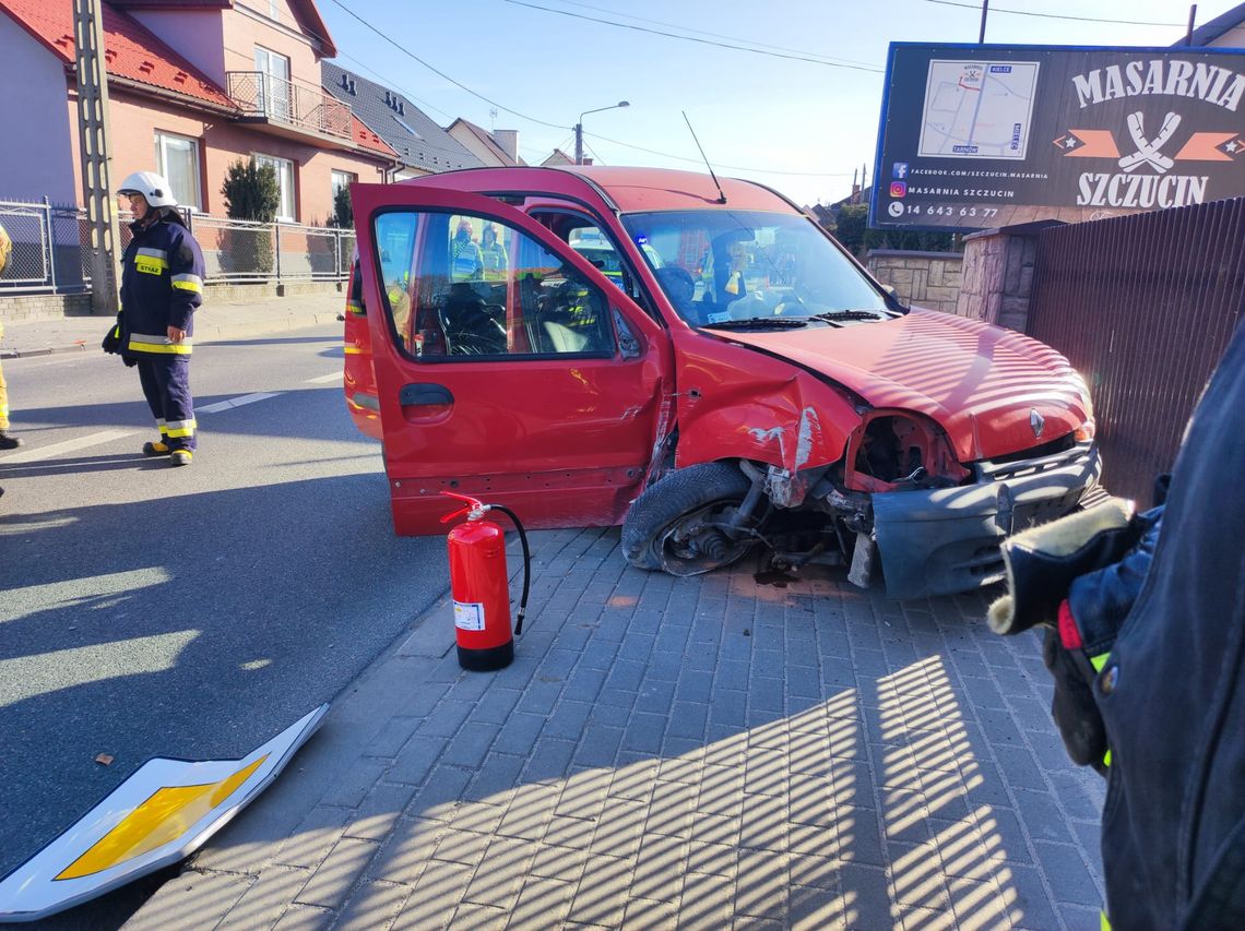 Kierujący samochodem zjechał z drogi i uderzył w ogrodzenie. Trafił do szpitala