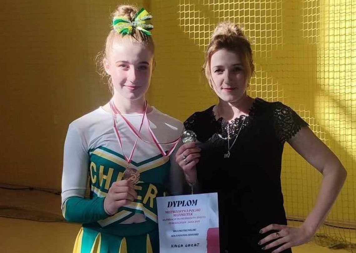 Kinga Gałat, uczennica Szkoły Podstawowej w Podborzu, zajęła drugie miejsce w Mistrzostwach Polski Mażoretek.