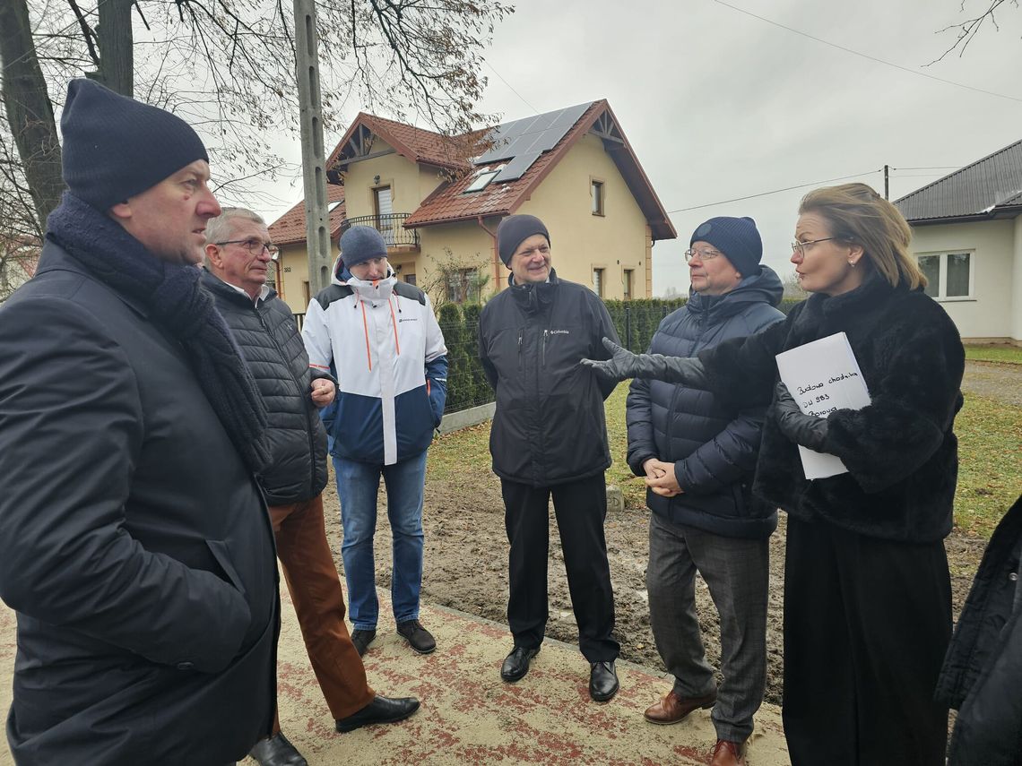 Kolejny odcinek chodnika w gminie Borowa już służy mieszkańcom