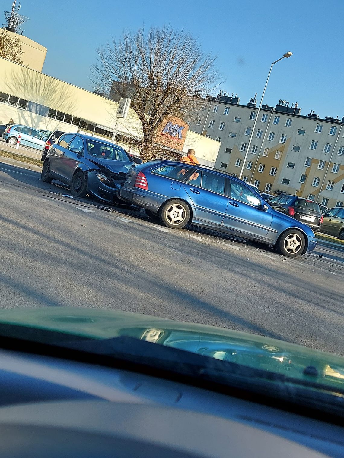 Kolizja na ul. Jagiellończyka w Mielcu. Na miejscu działają służby. Możliwe utrudnienia w ruchu