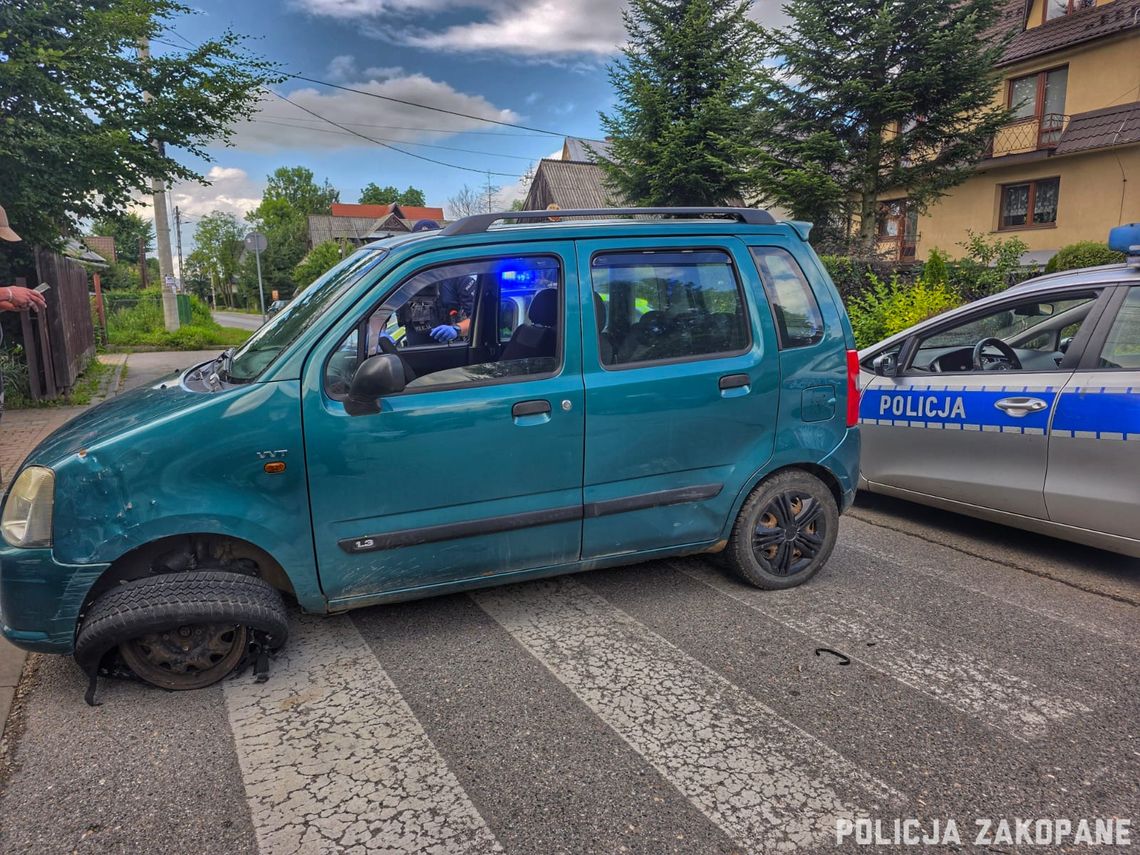 Kompletnie pijana para przyjechała samochodem z uszkodzonym kołem po alkohol