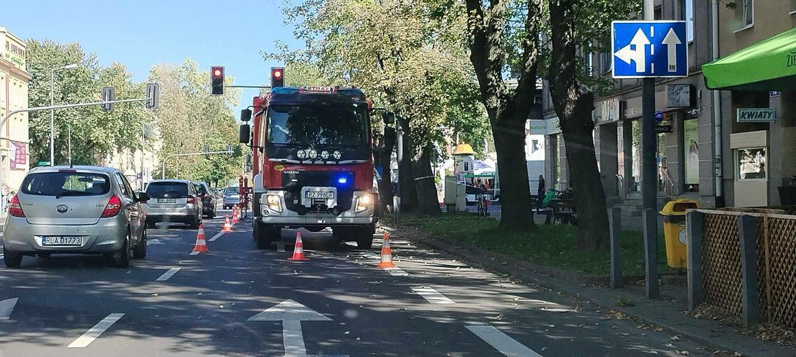 Konar drzewa spadł na przejście dla pieszych w centrum Mielca