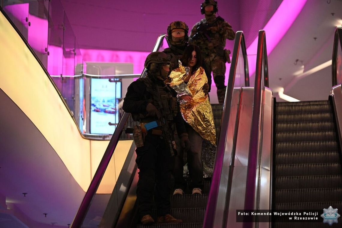 Kontrterroryści w galerii handlowej. Symulacja zdarzenia typu „Active Shooter” [WIDEO] [ZDJĘCIA]