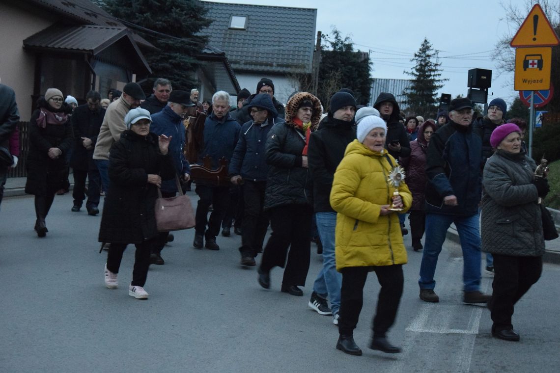 "Króla wznoszą się znamiona". Droga krzyżowa ulicami Przecławia