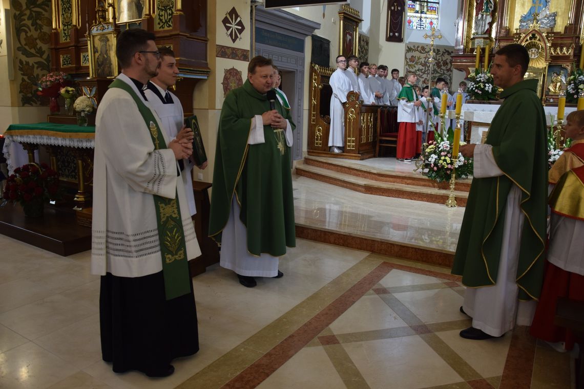 Ksiądz Marcin po siedmiu latach żegna się ze swoimi parafianami w Przecławiu