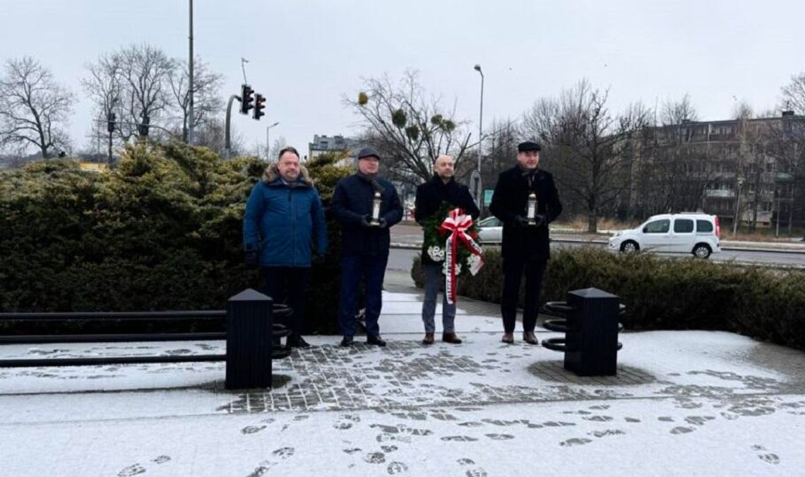 Kwiaty w hołdzie bohaterom Armii Krajowej złożyły władze Mielca