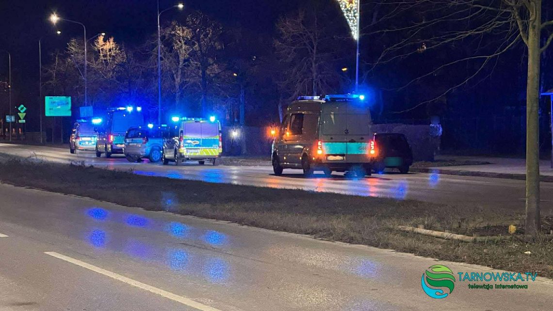 Mężczyzna wtargnął pod samochód na Słonecznej w Tarnowie, został potrącony. Na jezdnię wypadła broń