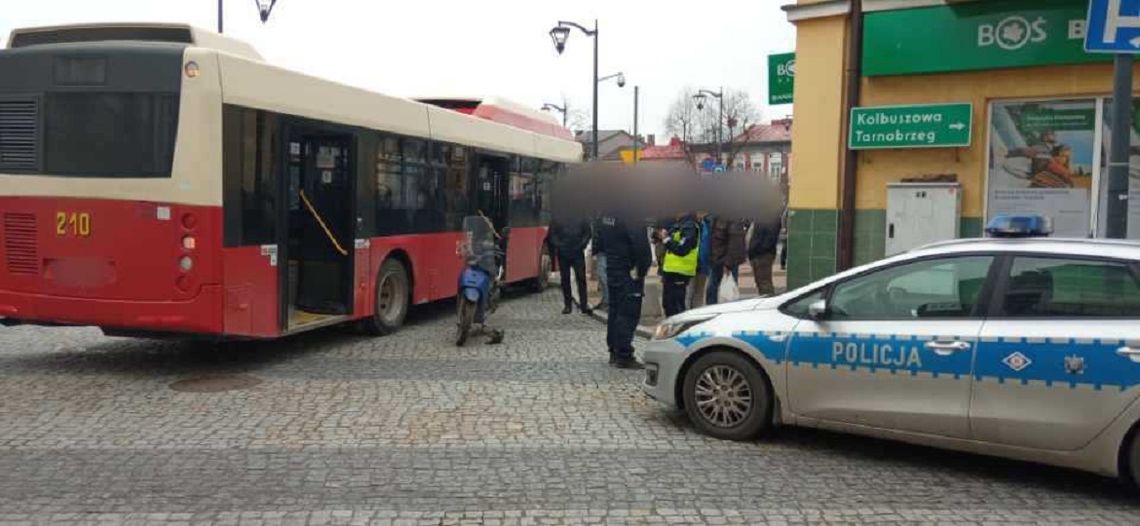 Mielec. Zderzenie autobusu ze skuterem w rynku