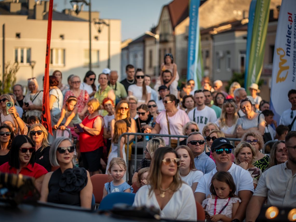 Mielecki Rynek zamienił się w wybieg. Mielec Fashion Street otworzył VII Nadwiślański Fashion Week Mielecki Rynek zamienił się w wybieg. Mielec Fashion Street otworzył VII Nadwiślański Fashion Week