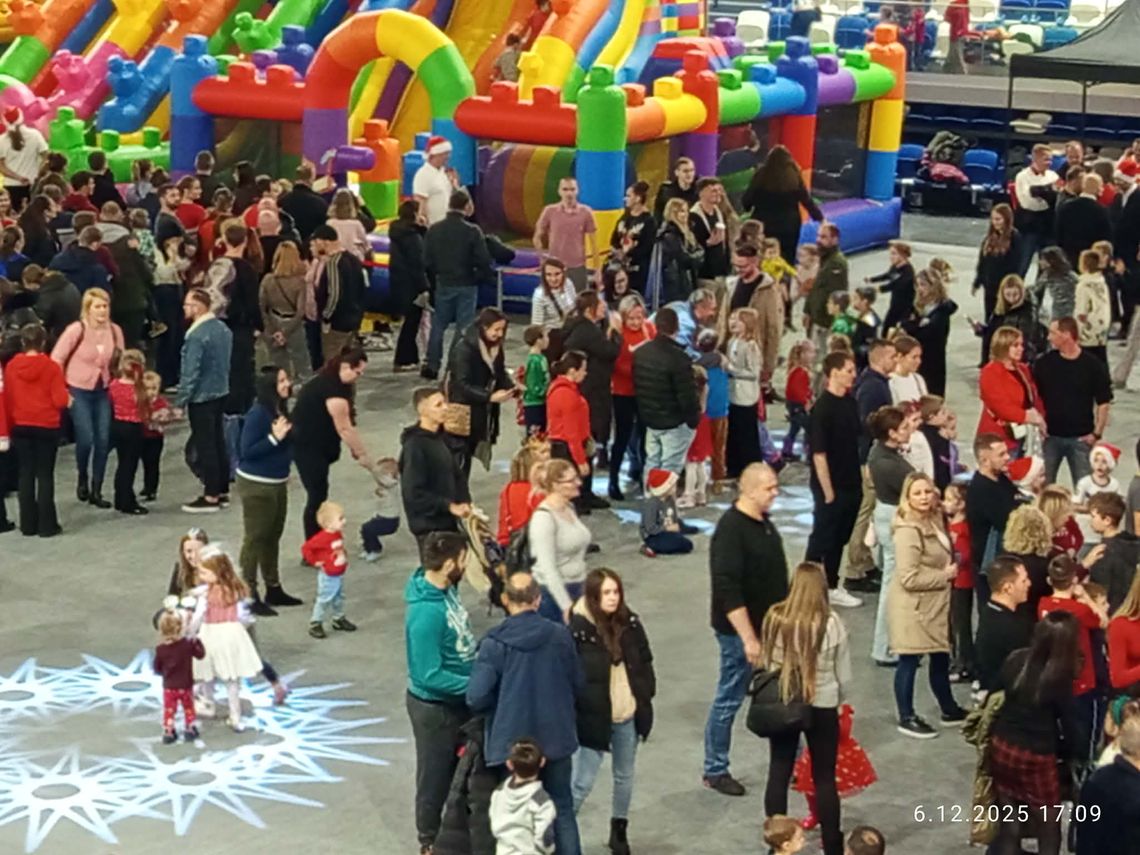 Mikołajkowe zabawy na hali widowiskowo- sportowej w Mielcu