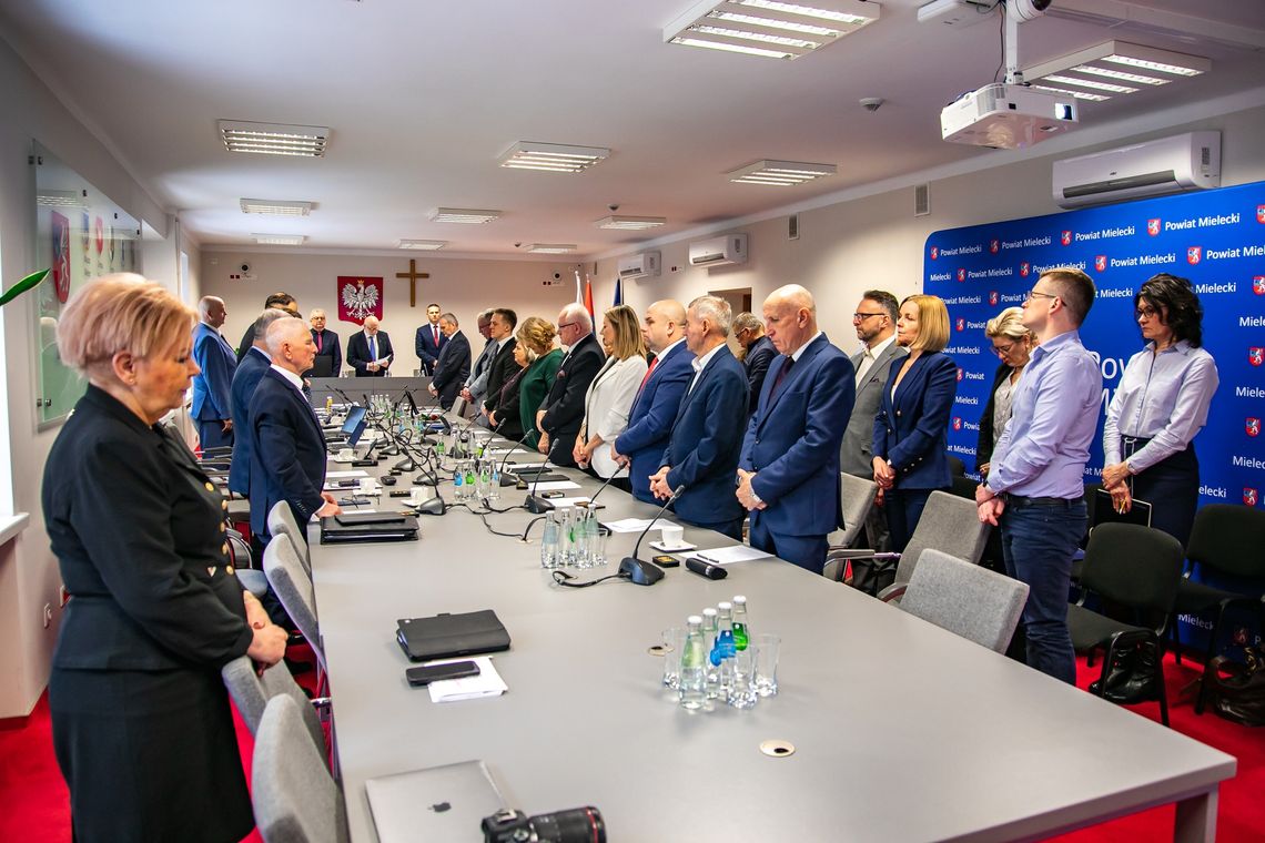 Minuta ciszy początkiem obrad  XXVI Sesji Rady Powiatu Mieleckiego