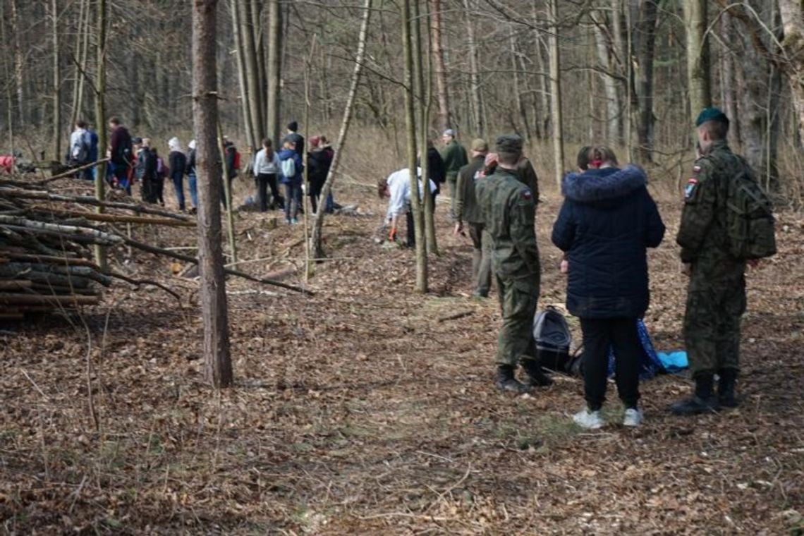 Młodzież sadzi Las Legionów