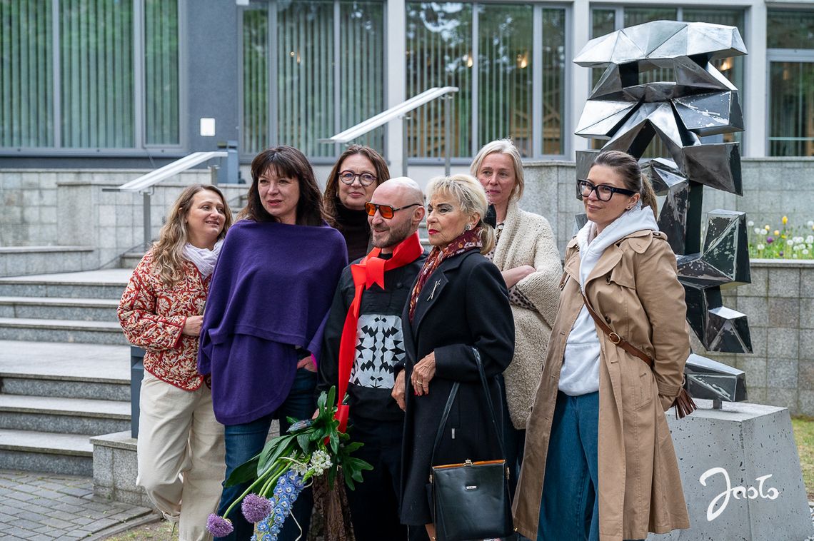 „Modernistyczny totem pamięci” stanął przed JDK. Jasło wraca do idei galerii pod gołym niebem