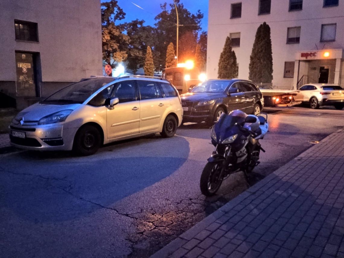 Motorem uderzył w zaparkowany samochód. Kierujący był pijany