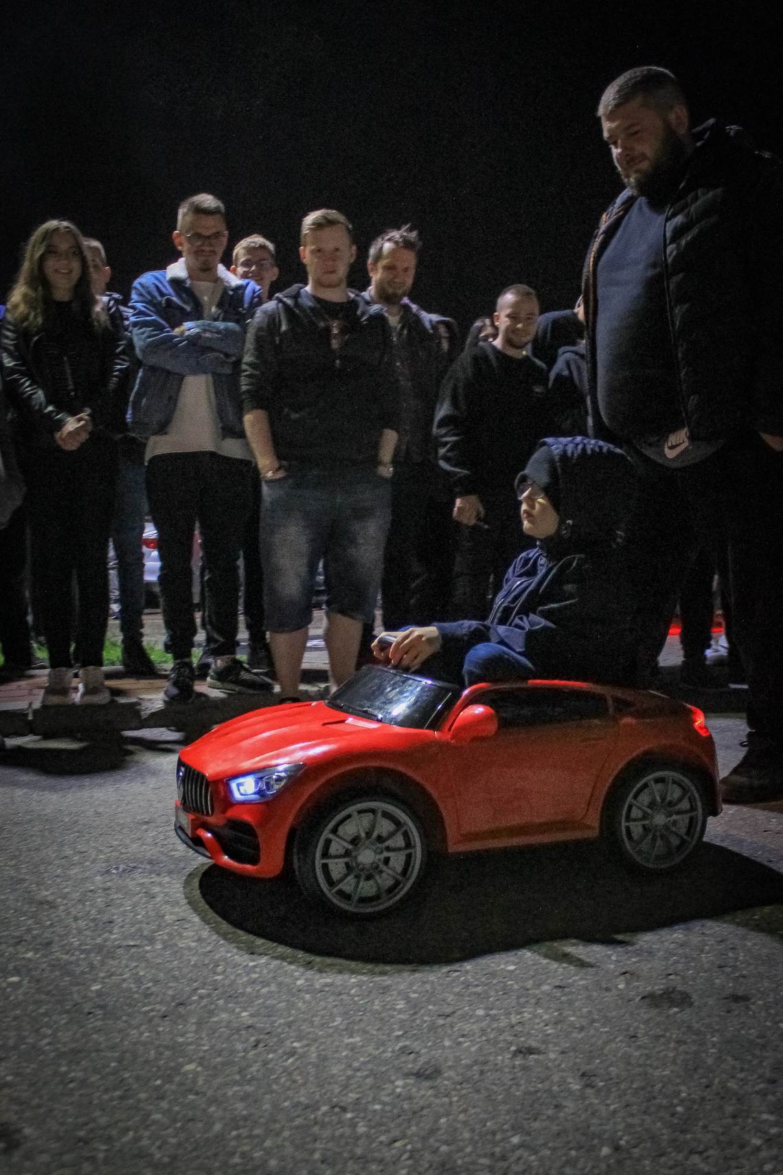 Jak widać, nie tylko starsi są zafascynowani motoryzacją.